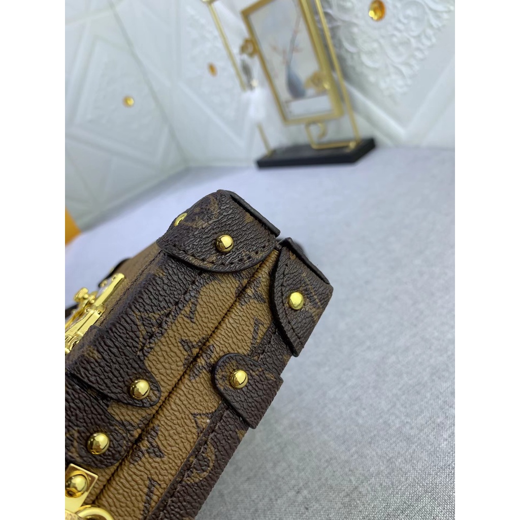 Louis Vuitton biến nữ là New M86886 Box bag