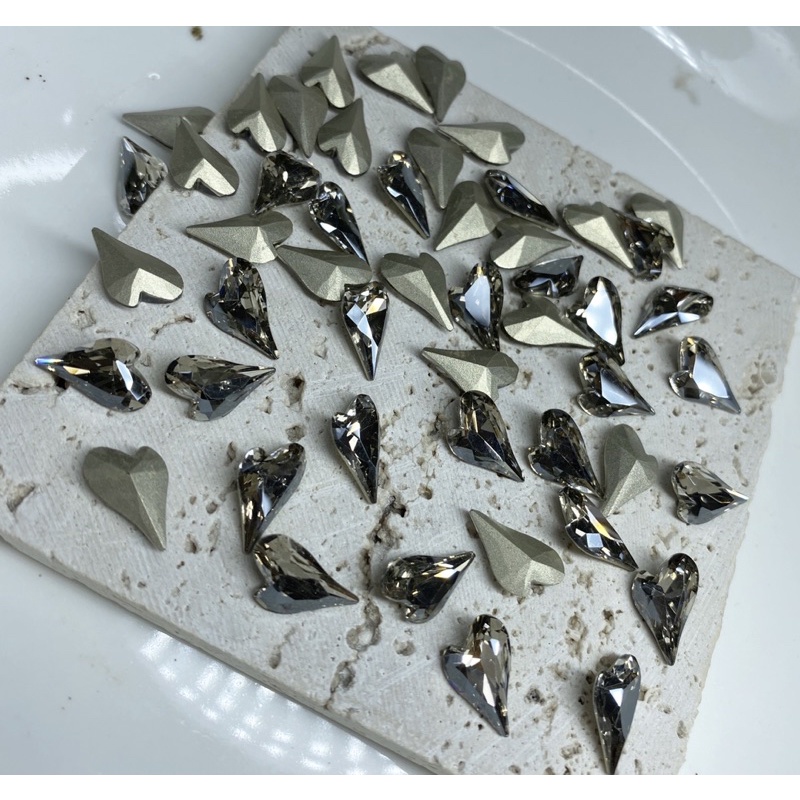 Đá khối trái tim dẹt đính móng tay