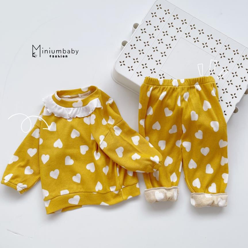 Bộ đồ dài tay quần dài cổ bèo trái tim thu đông cho bé gái chất liệu cotton tổ ong, set quần áo trẻ em MiniumBaby-SB1291