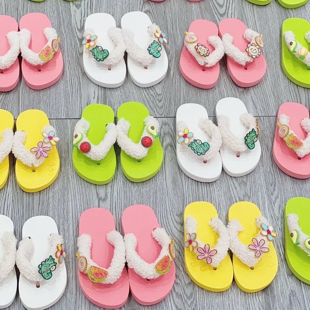 Dép Xỏ Ngón Gắn 4 Sticker Ngẫu Nhiên Dễ Thương Cho Bé Gái Chất Liệu Cao Su Mềm Nhẹ TRINH LÊ SHOP GIÀY DÉP TLB1