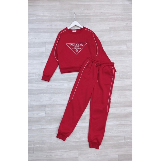 Bộ nỉ nữ đỏ thêu chữ Prada