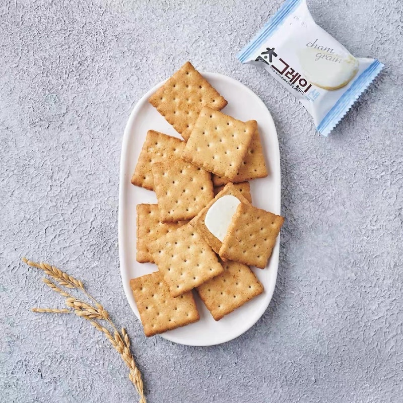 Bánh quy lúa mạch kẹp phô mai Crown 256g