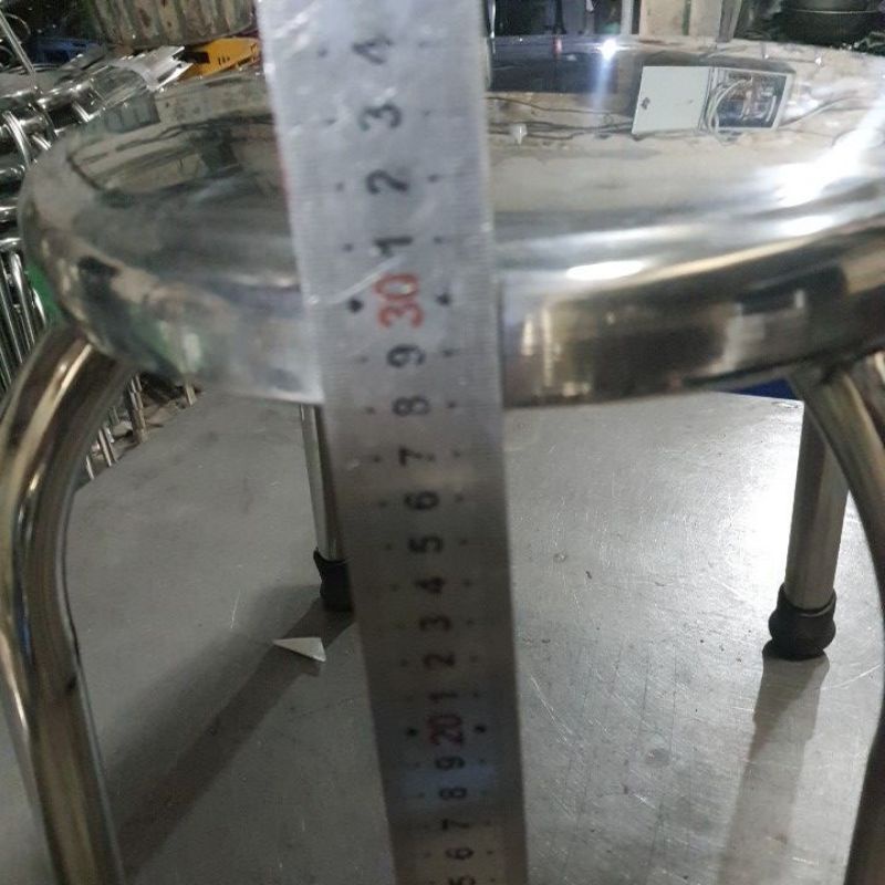 Ghế đẩu 4 chân ,ống tròn o25mm , mặt ghế tròn  cao lên mặt 30cm , hàng dày và chắc chắn , inox 201 và inox 304