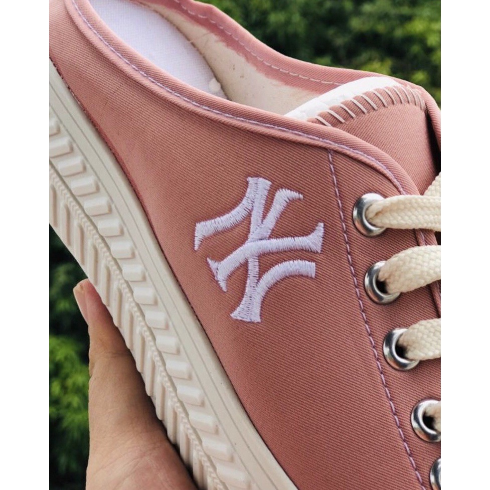 Giày sục thể thao nữ chất vải thêu chữ Ny, giày lười đạp gót dáng basic cao, dây buộc, chữ thêu màu hồng đế trắng