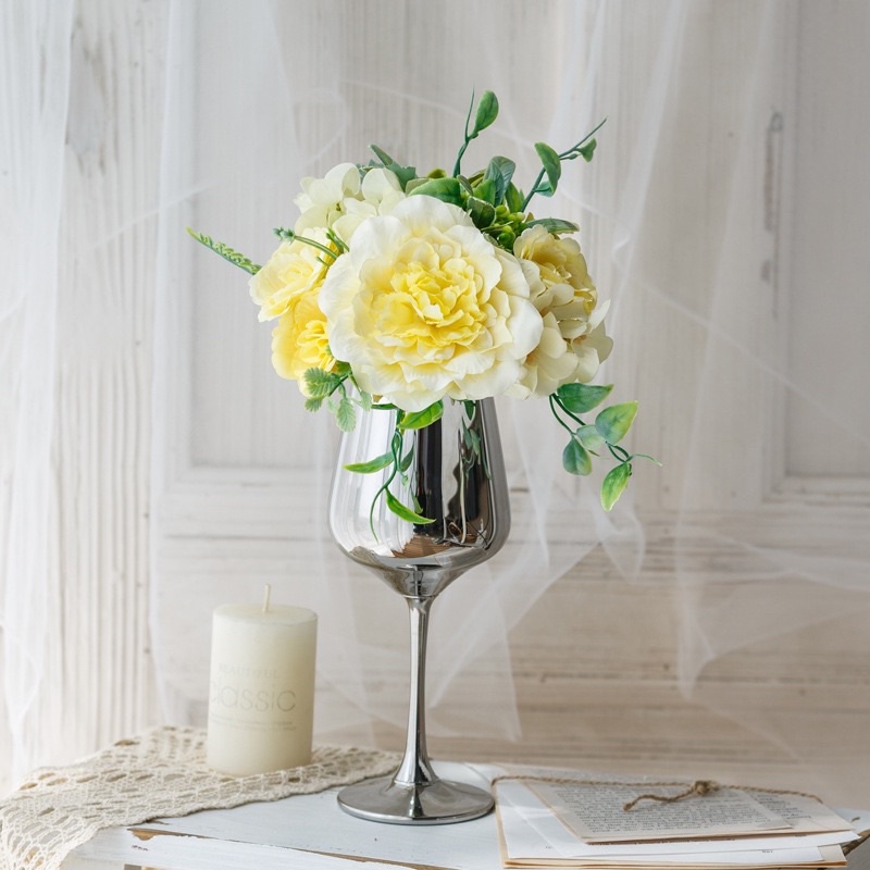 Bình hoa giả cắm sẵn để bàn làm việc trang trí phòng khách kèm chậu hình ly cao mạ kim loại