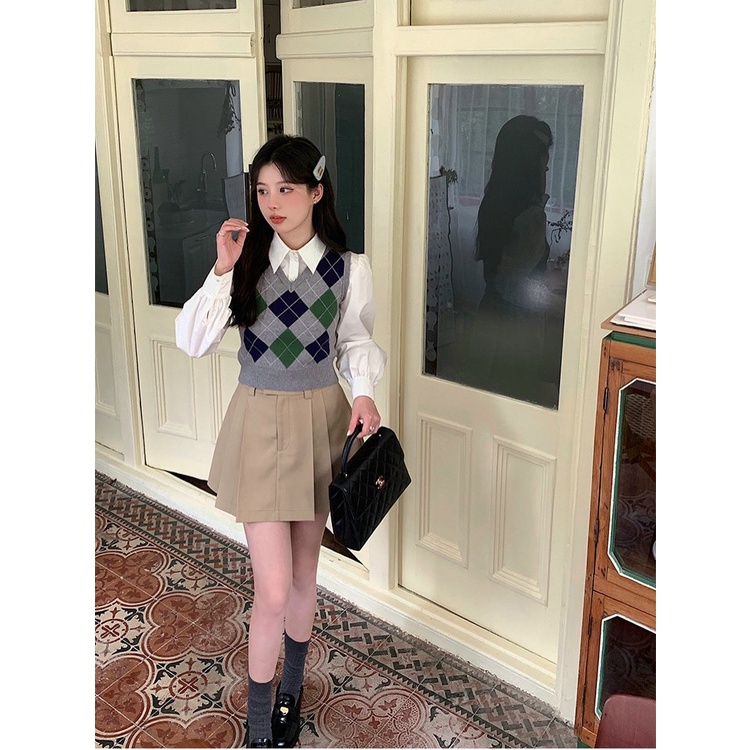 Set áo sơ mi trắng mix chân váy xếp ly nude áo gile caro kẻ ô mẫu học sinh sinh viên cá tính