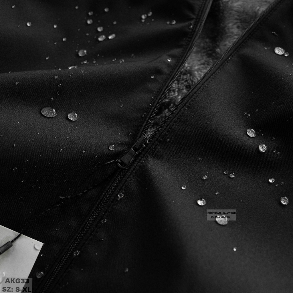 Áo khoác gió lót lông: Lớp ngoài chống nước chống gió, bên trong lót lông cừu bao ấm, mũ tháo rời được, túi khoá 2 bên