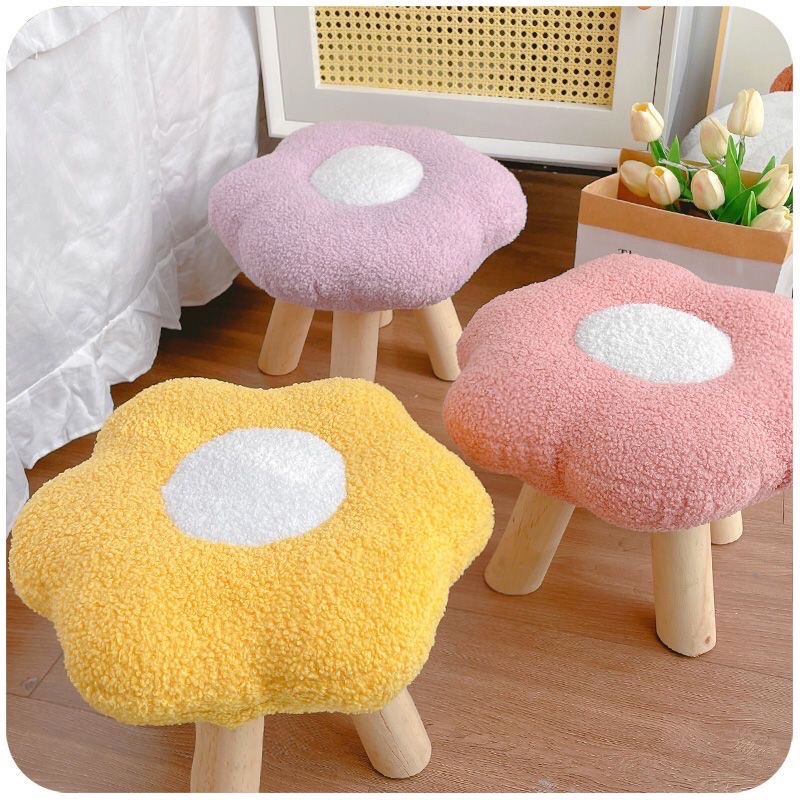 Ghế gỗ đệm bông hình bông hoa decor phòng ngủ | BigBuy360 - bigbuy360.vn