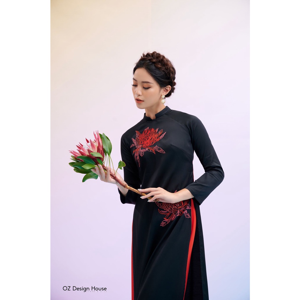 (Không kèm quần) Áo dài nữ OZ Design House AD01908GHE20 thô lụa cổ tầu thêu hoa Protea đỏ màu đen
