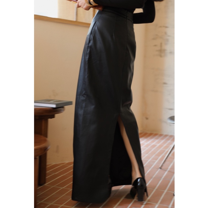 Áo Cotton Trễ Vai Vạt Dài + Chân Váy Da Eclipse Clothing