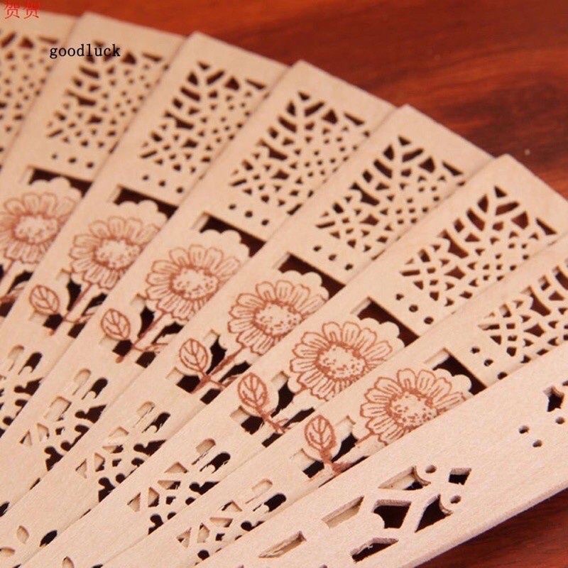 Quạt gỗ xếp trang trí