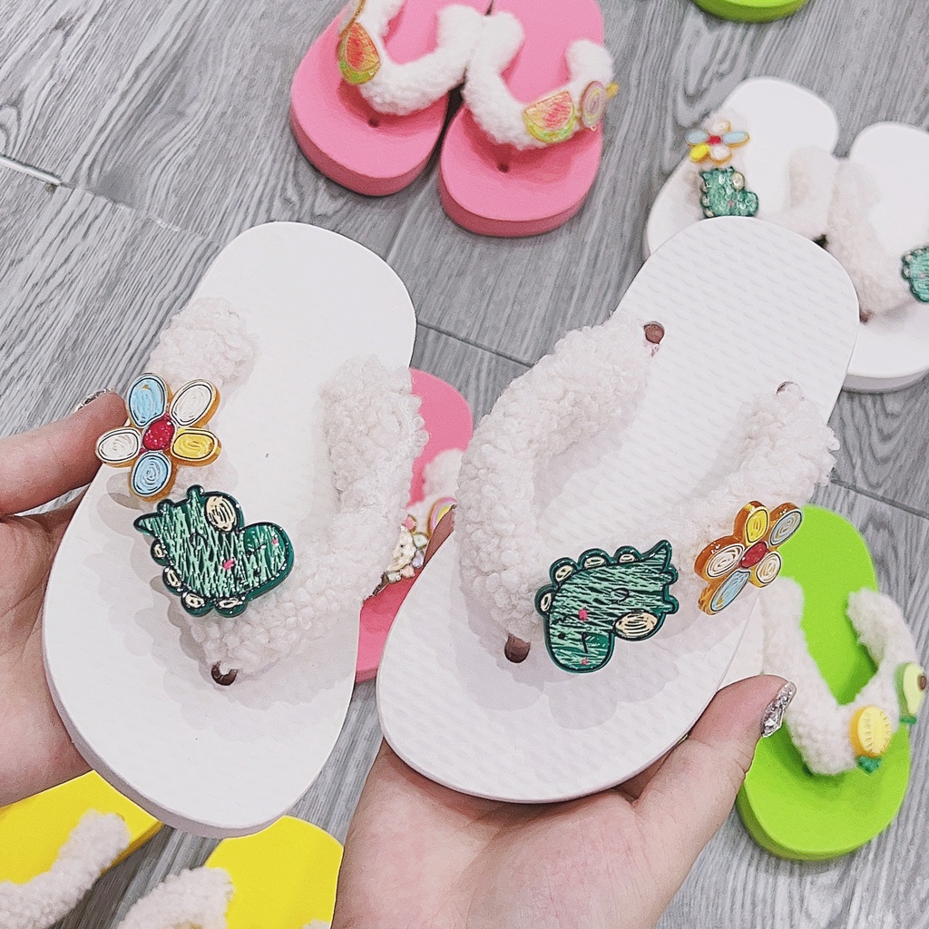 Dép Xỏ Ngón Gắn 4 Sticker Ngẫu Nhiên Dễ Thương Cho Bé Gái Chất Liệu Cao Su Mềm Nhẹ TRINH LÊ SHOP GIÀY DÉP TLB1
