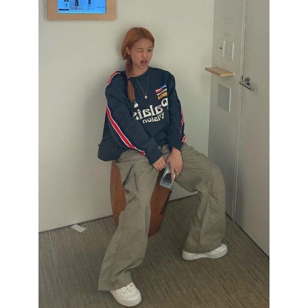 Áo nỉ sweater Palais Vision của Jennie (BlackPink)