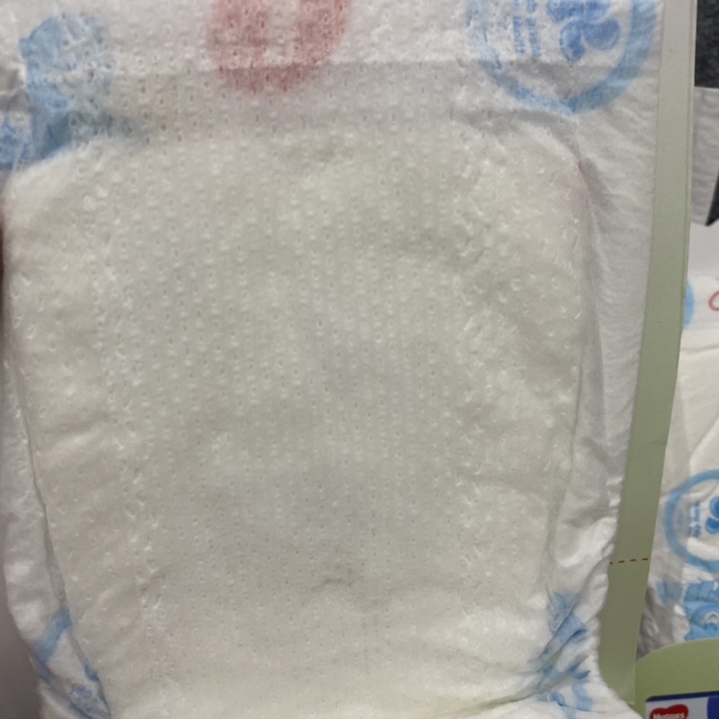 50 miếng lót sơ sinh Huggies tràm trà tự nhiên