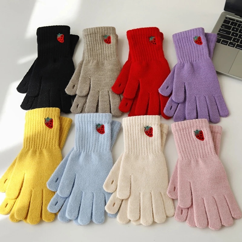 Găng Tay Giữ Ấm Thêu Hình Dâu Tây Màu Sắc Xinh Xắn