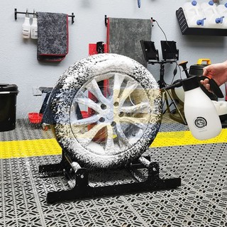 Giá đỡ vệ sinh bánh xe ô tô tiện dụng