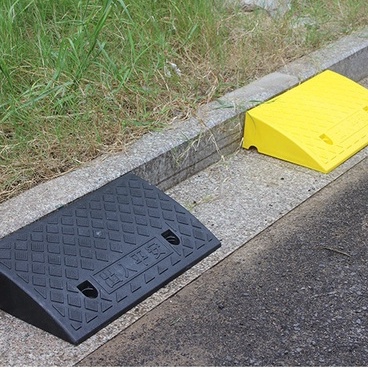 9/13.5cm Bậc lên dốc xuống thang màu đen và vàng Màu sắc Tấm lót bước bằng nhựa nhẹ cho bãi đậu xe đường phố Winter064
