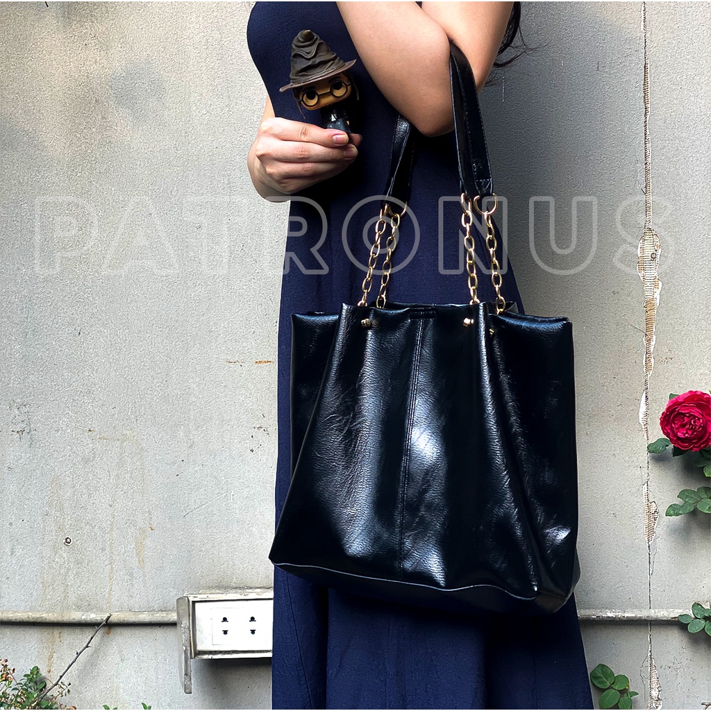 Túi tote da mềm Patronus túi xách đựng A4 và laptop, chất liệu da PU mềm kiểu dáng basic quai dây xích cách điệu | BigBuy360 - bigbuy360.vn