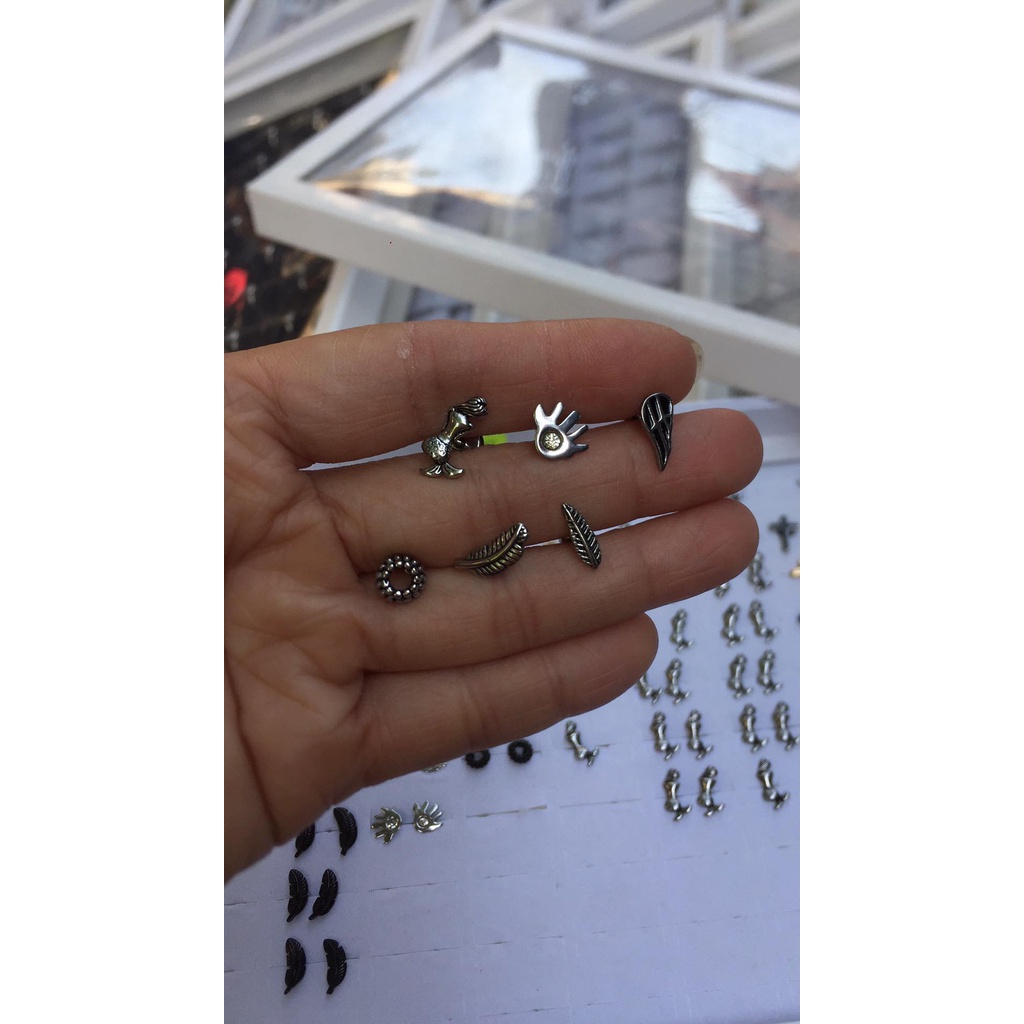 Khuyên nụ đá chốt vặn thép y tế