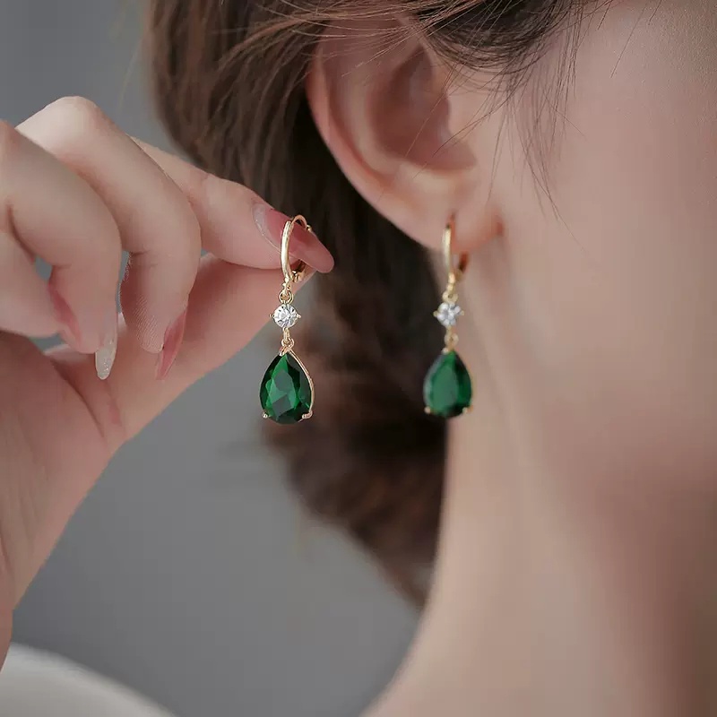 Khuyên Tai Đính Đá Pha Lê Màu Xanh Lá Cây Thời Thượng Cao Cấp Dễ Phối Đồ Phong Cách Mới Dành Cho Bạn Nữ