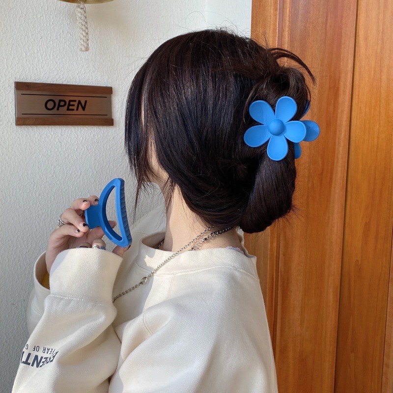 Kẹp tóc càng cua màu xanh dương hot trend Hàn Quốc