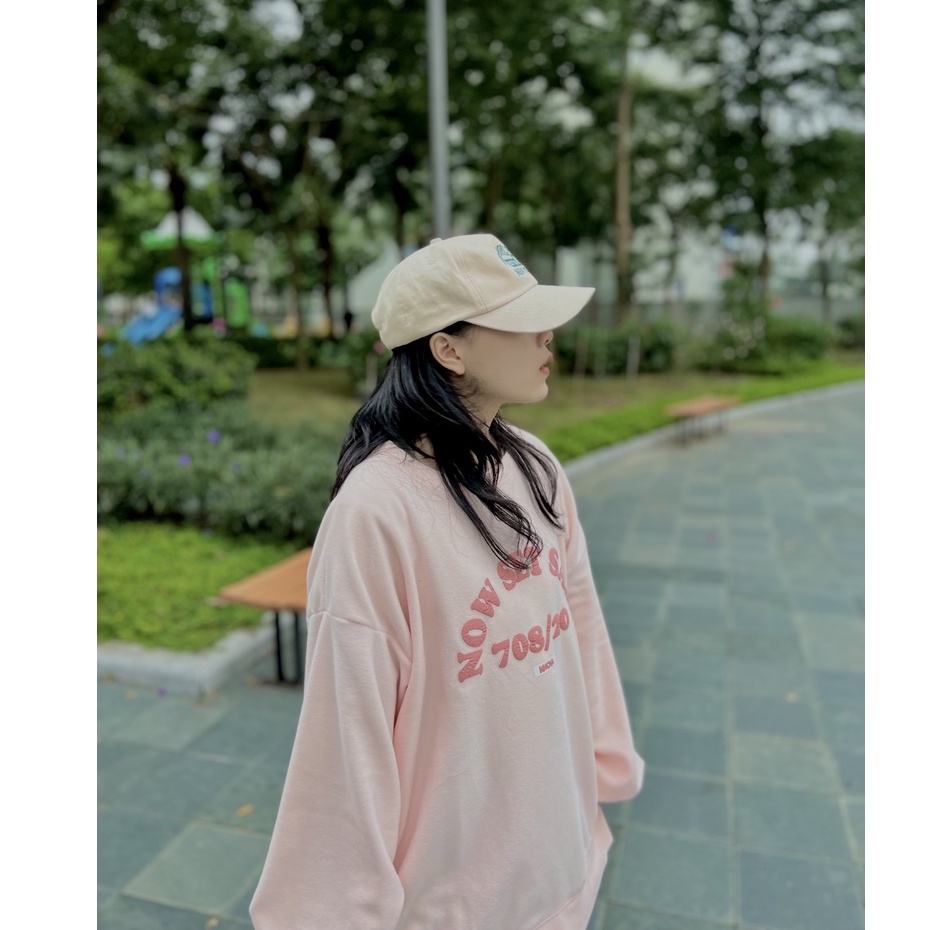 Áo sweater hồng in chữ Now Set HARIQUEEN