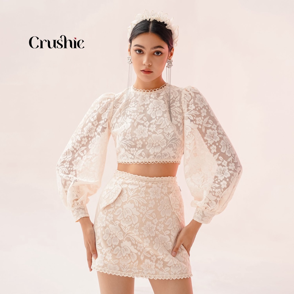 Áo kiểu Crushie dáng croptop dài tay vải ren họa tiết hoa Ami Top