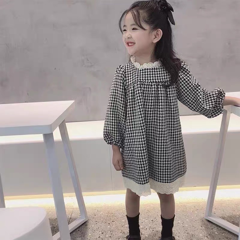 VÁY BÉ GÁI KẺ CARO ĐEN DÀI TAY REN TRẮNG