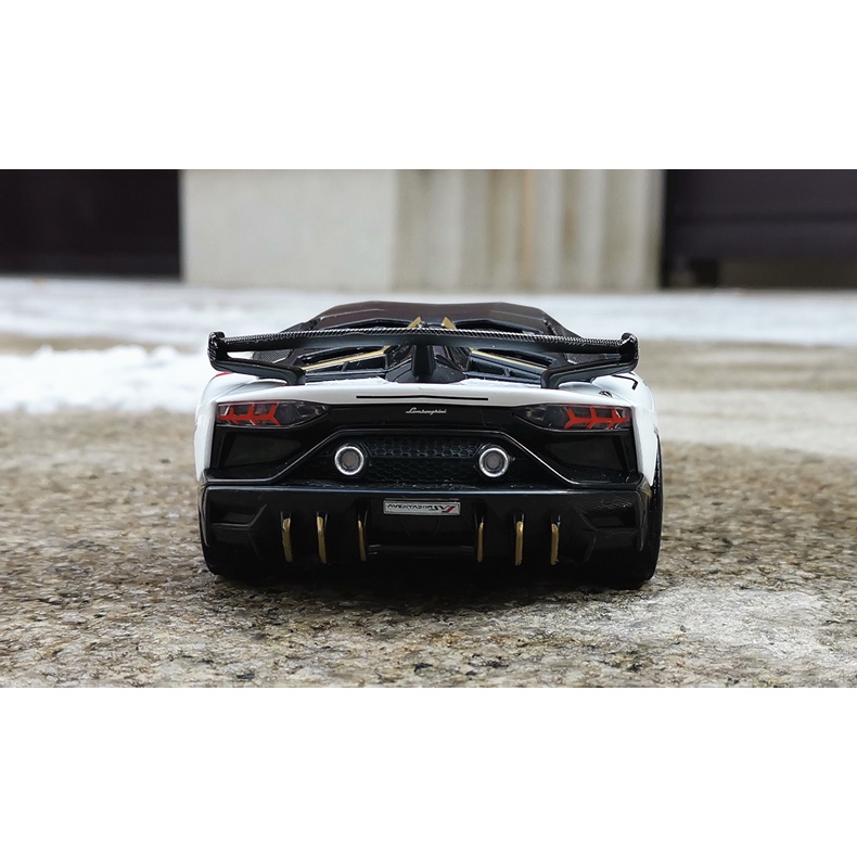 Xe mô hình Lamborghini SVJ63 tỉ lệ 1:24