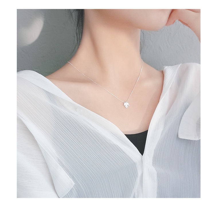 Vòng cổ Hình Lá Phong Đơn Giản Sang Trọng Cho Nữ