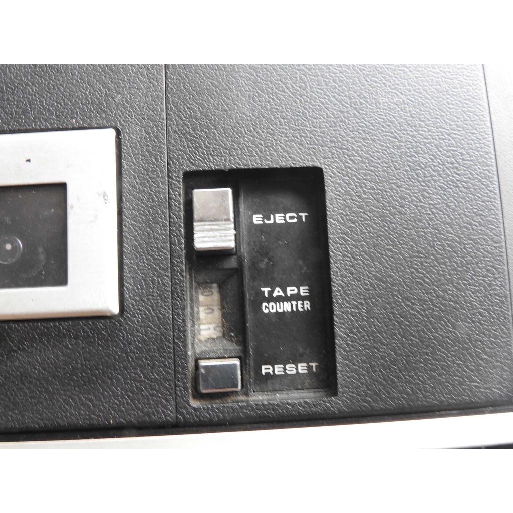 Máy cassette hiệu Fujifilm hình chữ nhật lắp pin vào còn nguồn nghe có tiếng động cơ