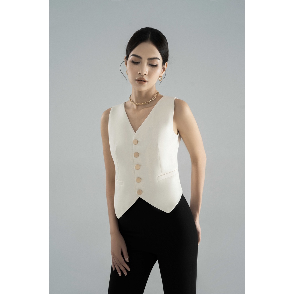 Set áo gile và blazer thiết kế không cổ, cúc vàng cá tính