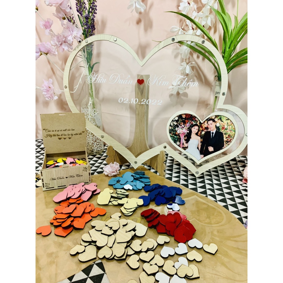 - Hộp thả tim cưới kỷ niệm sự kiện đặc biệt của bạn với bộ khung hình ký tên dành cho khách mời đám cưới độc đáo.