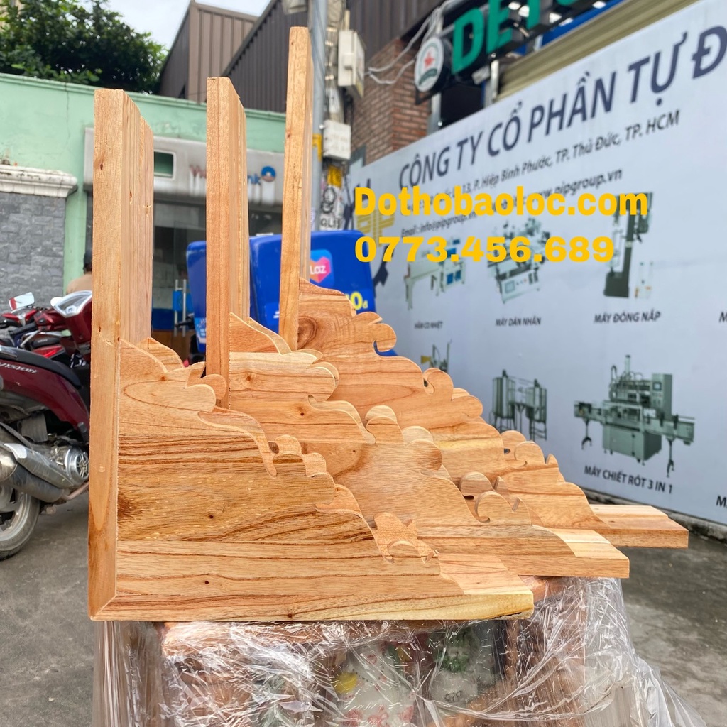 Bộ chân kệ treo bàn thờ gỗ xoan, eke gỗ, giá đỡ chữ L màu đỏ trơn