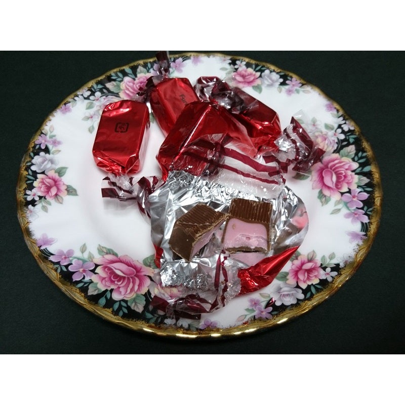 Kẹo Chocolate Furuta nhân kem dâu, kem tươi, việt quất và nguyên vị Nhật Bản