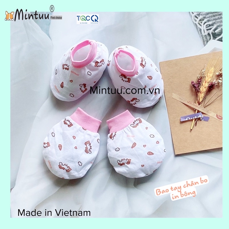 Bao tay bao chân bo in hoạ tiết nhãn hiệu Mintuu chất liệu cotton 100%