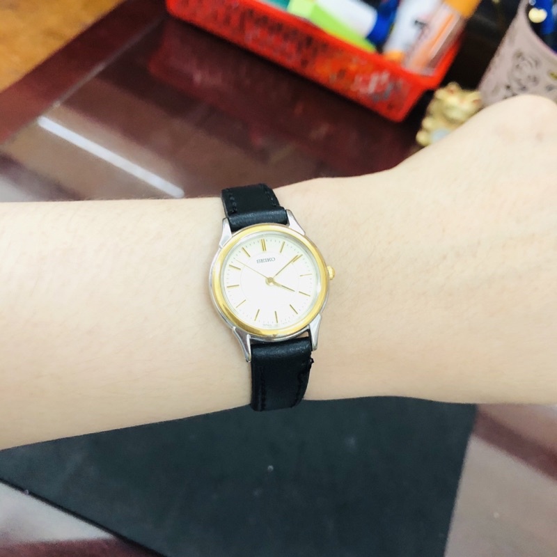 Đồng hồ nữ si nhật hiệu Seiko, mặt hai lòng