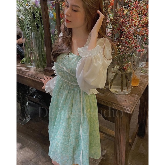 Set váy xanh hoa hai dây kèm áo khoác trắng