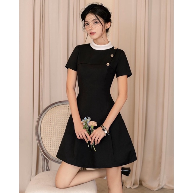 Váy cổ điển phối cúc đồng