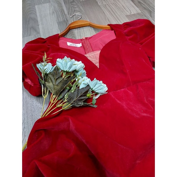 Váy Nhung Tiểu Thư Trễ Vai 2 Màu Đen Đỏ