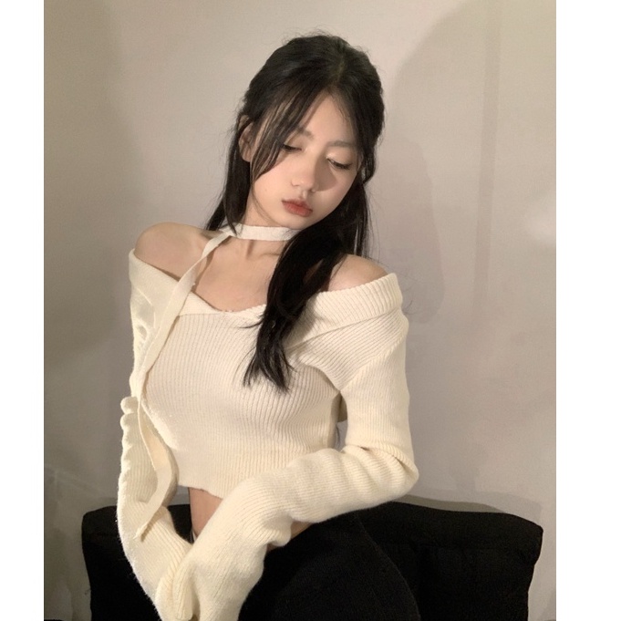 QKOOLE  Áo Croptop Dệt Kim Trễ Vai Tay Loe Dài Phong Cách Hàn Quốc