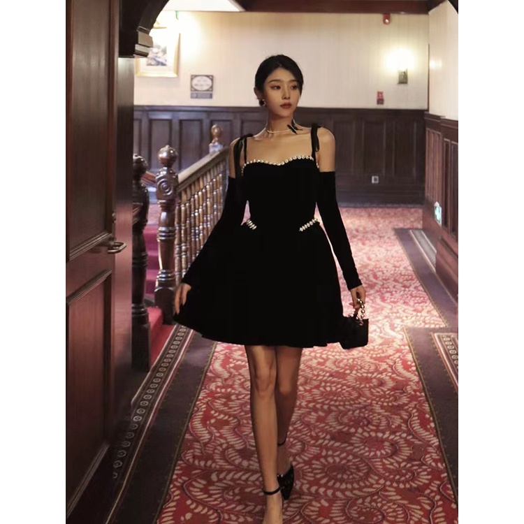 Đầm Nhung Đen Lưng Cao Phong Cách Retro Pháp Thời Trang Mùa Thu 2022 Cho Nữ