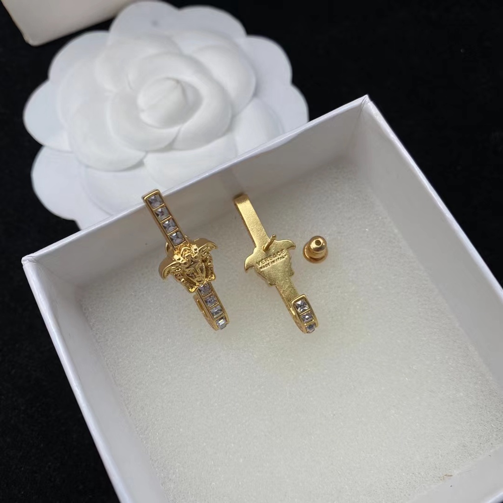 Bông Tai Versace Hình Chữ J Đính Kim Cương Giả Sang Trọng