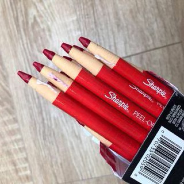 Chì đá Sharpie đỏ định hình môi
