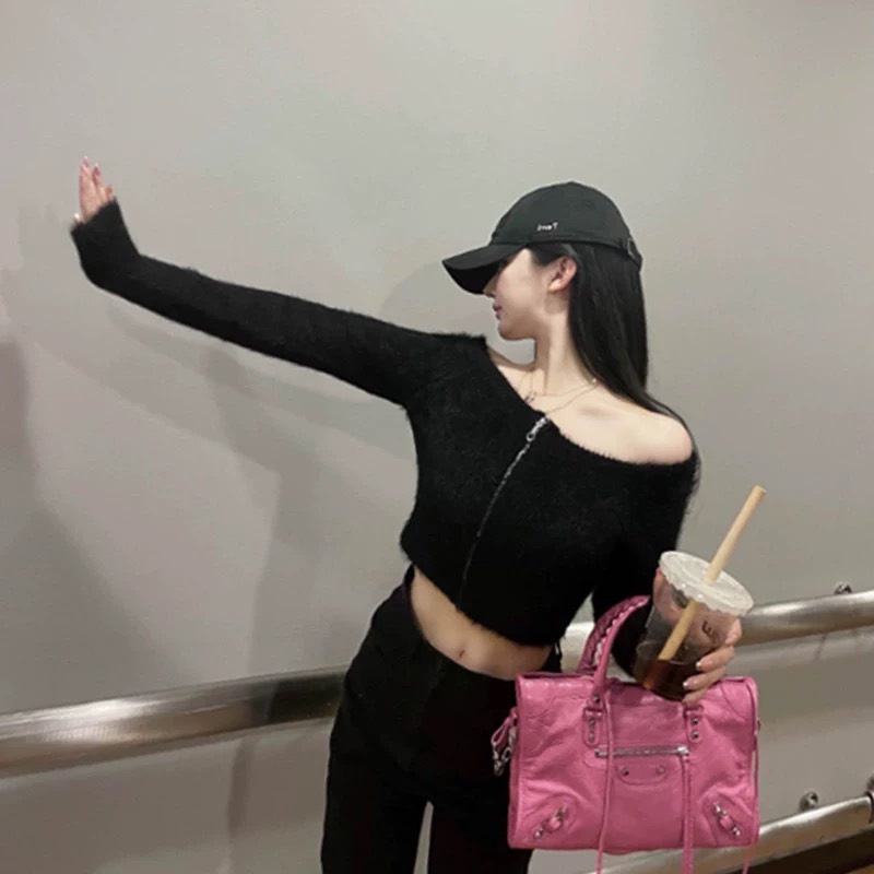 Áo len lông trễ vai croptop khóa kéo
