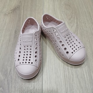 Giày nhựa native xuất dư màu như hình a
