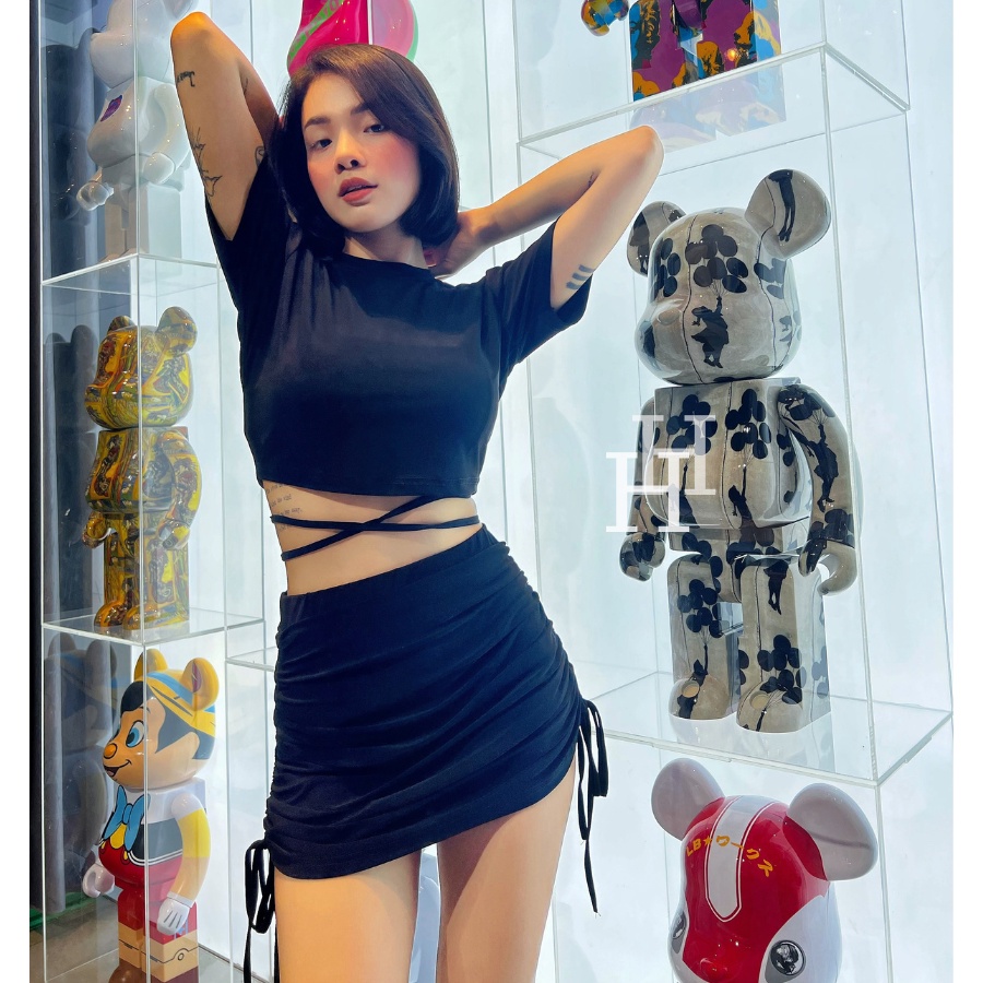 Chân váy ngắn rút dây hai bên HS131 phối kèm áo croptop hở lưng đan dây màu trắng - đen Hỉn Hỉn Store