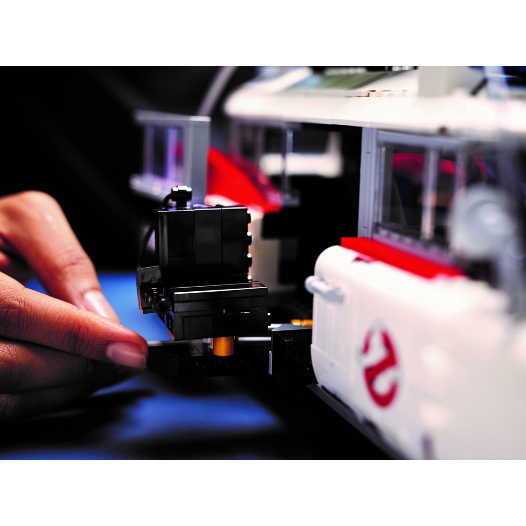 LEGO ICONS 10274 - Ghostbusters ECTO-1