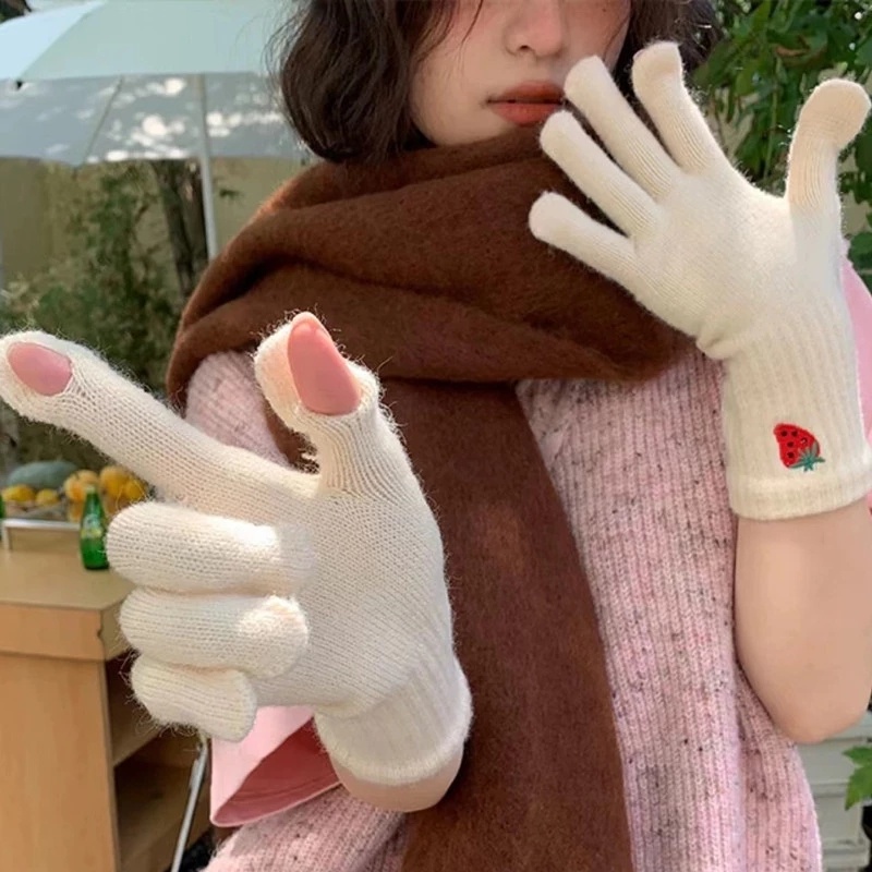 Găng Tay Giữ Ấm Thêu Hình Dâu Tây Màu Sắc Xinh Xắn