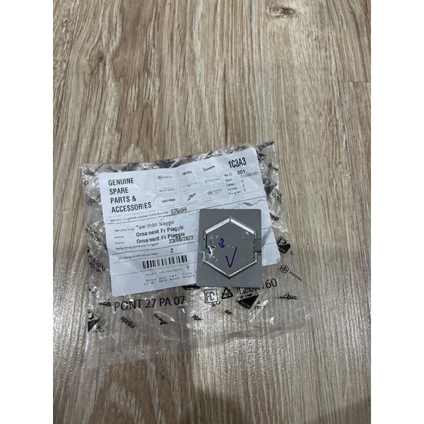 Logo/tem chữ P Piaggio zin chính hãng sắc nét cho Vespa